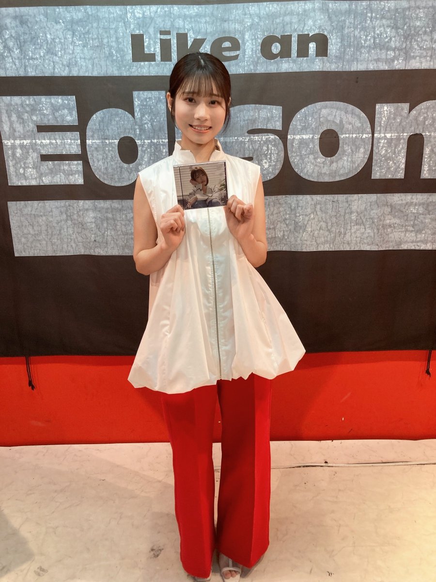 【大阪店】
本日は大階段にて 萌名『【ずっと一緒に】発売記念』ミニライブ＆特典会を開催致しました‼

1部・2部共に沢山の方にご参加頂き、萌名さんの素敵な歌声が響き渡りミニライブも大盛り上がりでした🎤

イベント終了後にお写真・ショ―ト動画もいただけけました🥰動画は後日のお楽しみに✨ https://t.co/ok4NPhEryr