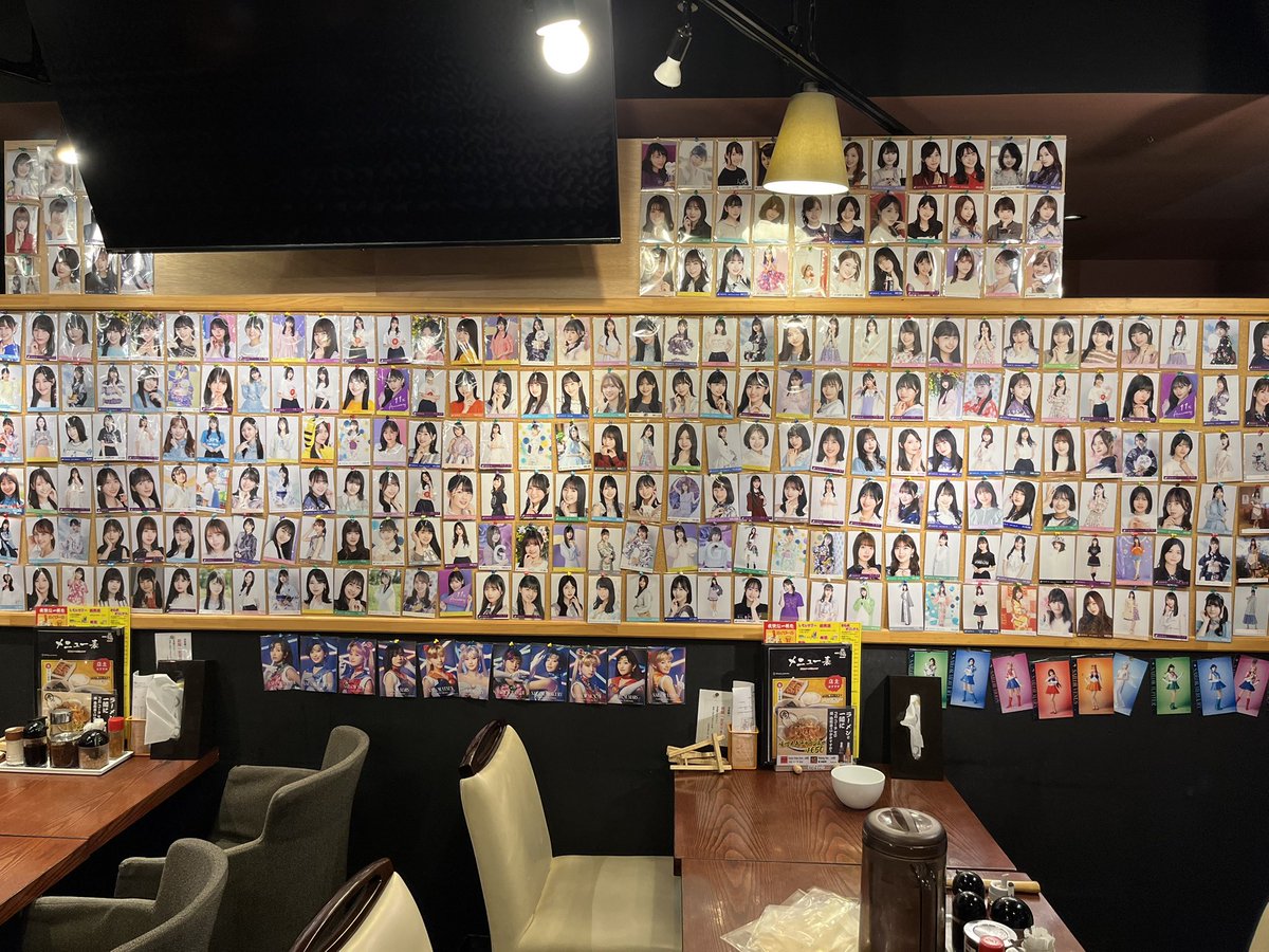 tokyo_shokuhin's tweet photo. 【お知らせ📢】
店内生写真コーナーの貼り替えが終わりました〜！👏
上から2段ずつ｢5期生｣､｢4期生｣､｢3期生｣の順番となっており､最上段(テレビ横)は｢1期生＆2期生｣となります！

皆さんも.…おや？とあるメンバーが他の期に紛れ込んでるぞ！？

探してみてくださいね！
ご来店心よりお待ちしております！🍜

#まる彦 #まる彦らーめん #六本木 #港区 #乃木坂46 #櫻坂46 #日向坂46 #坂道 #生写真 #いいねが励みになります