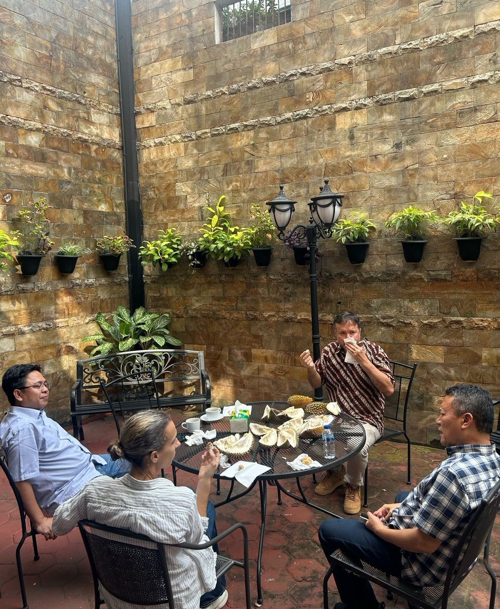 INDIKATOR (@indikatorcoid) on Twitter photo Pesta durian di sela-sela workshop representasi politik bersama Prof. Edward Aspinall dan Prof. Eve Warburton
cc: <a href="/BurhanMuhtadi/">IG @burhanuddinmuhtadi</a> Pesta durian di sela-sela workshop representasi politik bersama Prof. Edward Aspinall dan Prof. Eve Warburton
cc: <a href="/BurhanMuhtadi/">IG @burhanuddinmuhtadi</a>