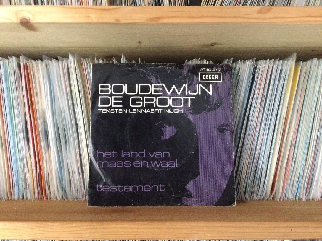 OMWtje's tweet image. Op 19 april 1967 kreeg Boudewijn de Groot op Slot Loevestein een gouden plaat voor 100.000 verkochte singles van ‘Het Land Van Maas En Waal’. De single van het album ‘Voor De Overlevenden’, stond vanaf 11 februari 1967 drie weken op nr1 in de Nederlandse Top 40.
