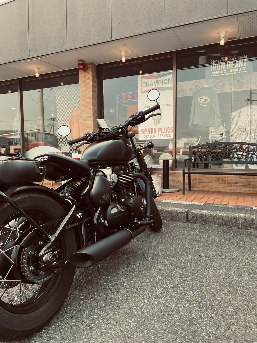 Beyourself2204's tweet photo. 「ロメオズカフェ」
深谷のセレクトショップ
アメカジやバイカーズファッションが好きならとても楽しい品揃えなのでツーリングがてらぜひ一度行ってみてくださーい😊
本日は長袖カットソー購入
バイクにバックプリントがカッコ良き✨
#LURKINGCLASS https://t.co/Q81CwTsjdz