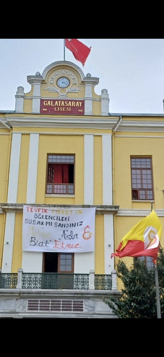 ferideozmat's tweet photo. #Okulum 💛❤️ #GalatasarayLisesi https://t.co/XuRWIDBM0T