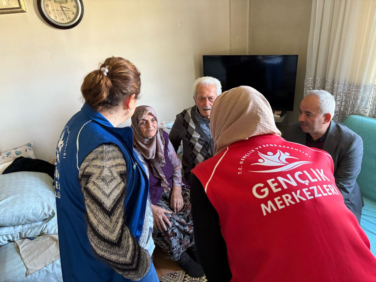 GSB_AlacamGM's tweet photo. #sehitlerhaftası münasebetiyle Şehit https://t.co/kNVG4UyekX Mustafa Alan’ın kıymetli ailesini ziyaret ettik.

Tüm şehitlerimizi rahmet, minnet ve saygıyla anıyoruz 🇹🇷🇹🇷

#GSBGM #AlaçamGM 

@OA_BAK @gencliksporbak @GSBgenclik https://t.co/2EYFgGA9HZ