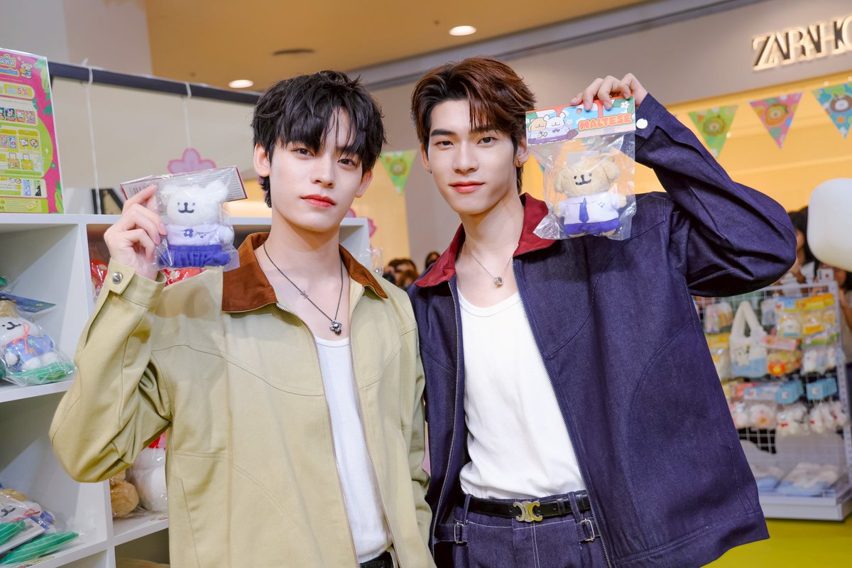 centralwOrld's tweet photo. คือแอดควรโฟกัสที่ของหรือความน่ารักใจฟูของคู่นี้ดี
TEETEEPOR WITH MALTESE WORLD
#MalteseWorldxTeeTeePor
#MalteseWorldTourTH
#MalteseWorld #Twnpich #PorSuppakarn
#centralwOrld https://t.co/2HH9tXSGEn