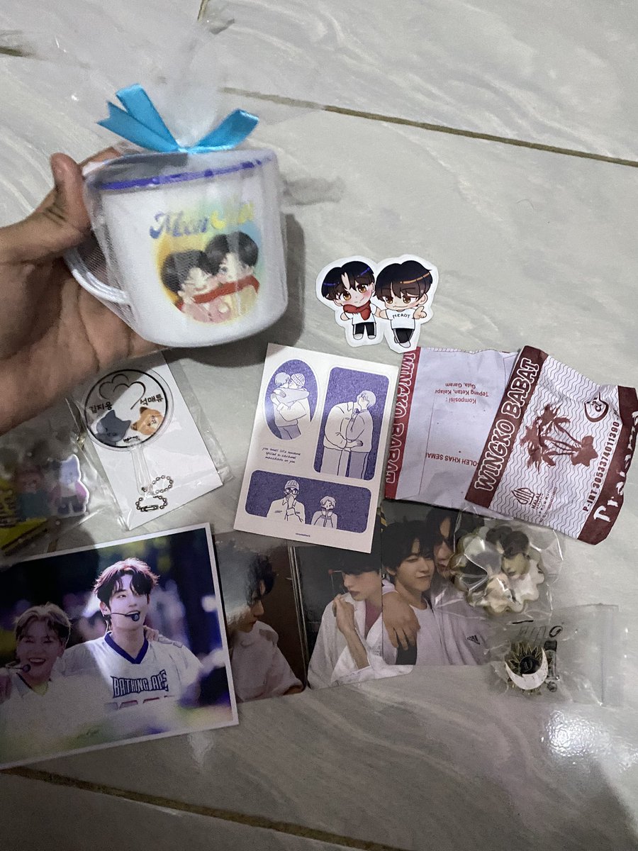 Di tengah serangan fancam, mau bilang sangat menyenangkan event manusia kuat dari <a href="/ppusamzproject/">PPUSAMZ PROJECT</a> 🥺💗 baik sekali manusia kuat ini, semoga ppusamz selalu jaya jaya jaya 🥰🥰👊🏻 terima kasih hadiah dan freebiesnya @MattchyuSeok @mattzhine <a href="/PAN1CROSE/">●˙^˙●</a> <a href="/minumtehtarik/">minumtehtarik • biggle 63</a> <a href="/mattchufangirl/">Chérie 🦊 + 🐈‍⬛ ༘⋆</a>