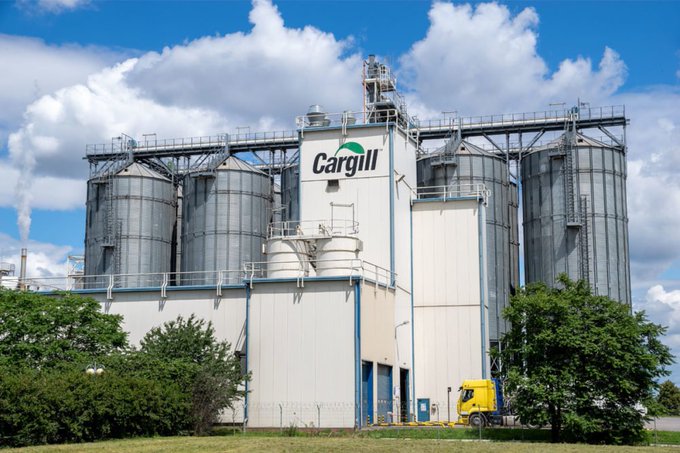 La familia que controla TODO lo que comes.

Ganan 177 mil millones de dólares al año gracias a ti.

Pero son fantasmas.

Entonces, ¿quiénes son y por qué no quieren sacar a bolsa su empresa?

Esta es la historia no contada de la secreta familia Cargill, la cuarta familia más rica