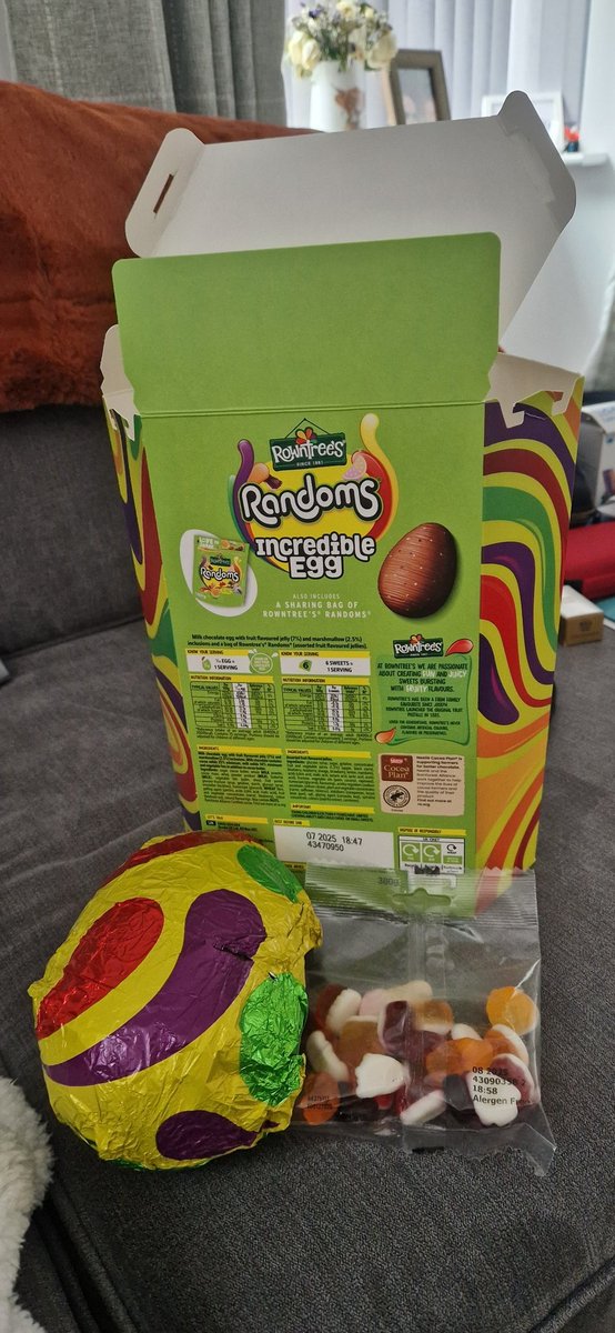SarahMorris91's tweet photo. @NestleUKI think you need to relook at your random egg.. where's the sharing bag in this? as pictured on the box 🤔 https://t.co/SoJwQQPxL9