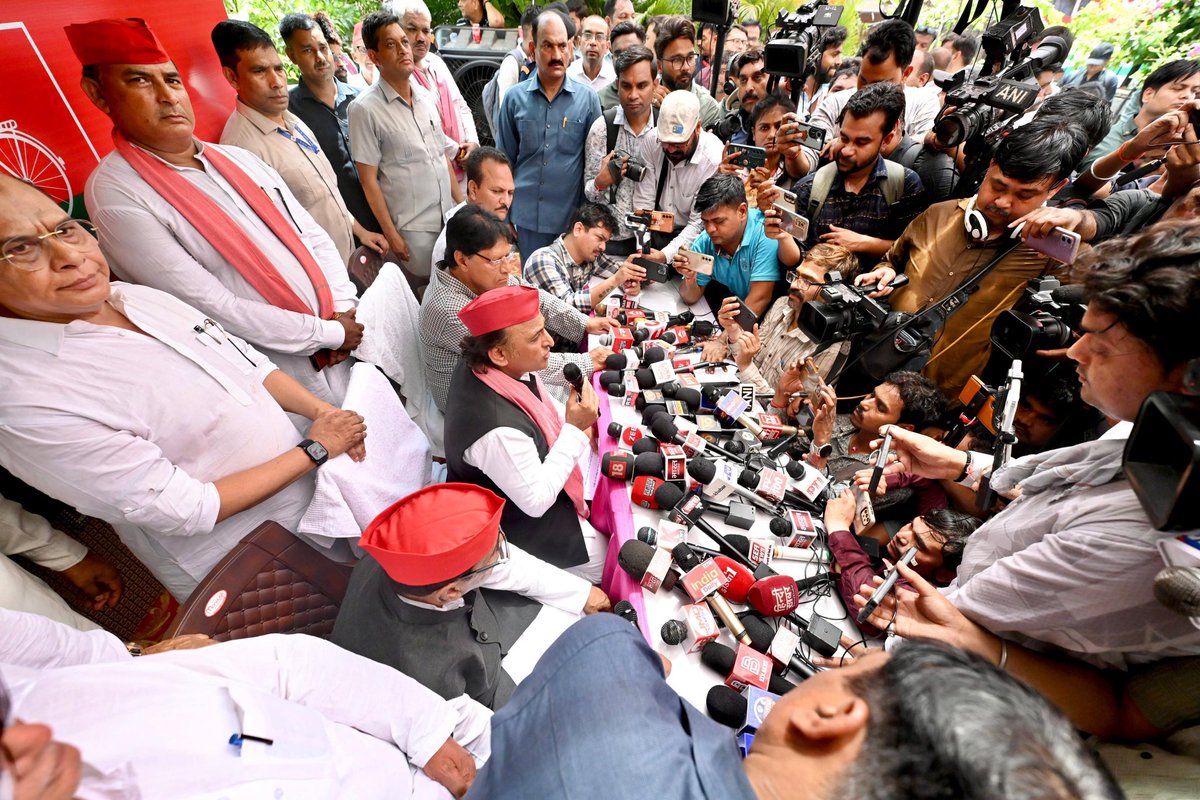 yadavakhilesh's tweet image. ‘सामाजिक न्याय का राज’ स्थापित हो इस संकल्प के साथ माननीय सपा सांसद श्री रामजी लाल सुमन जी के मान-सम्मान और मनोबल की वृद्धि के लिए आज आगरा में पीडीए समाज स्वत: एकजुट हुआ। 

आगरा से आरंभ हुआ ‘स्वाभिमान-स्वमान’ का ये पीडीए आंदोलन ‘अपनी सरकार’ बनाकर ही  संविधान, आरक्षण और सामाजिक…