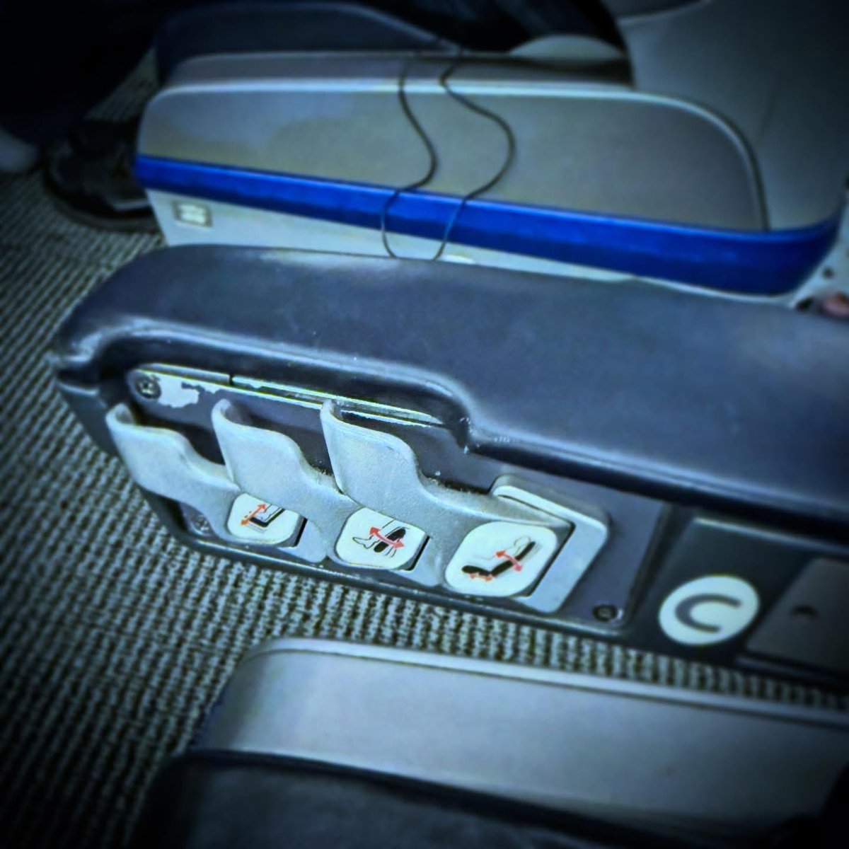 yoshihomma's tweet photo. Ready for departure. 久々の地獄シート💺 https://t.co/ItYlOIXKVv