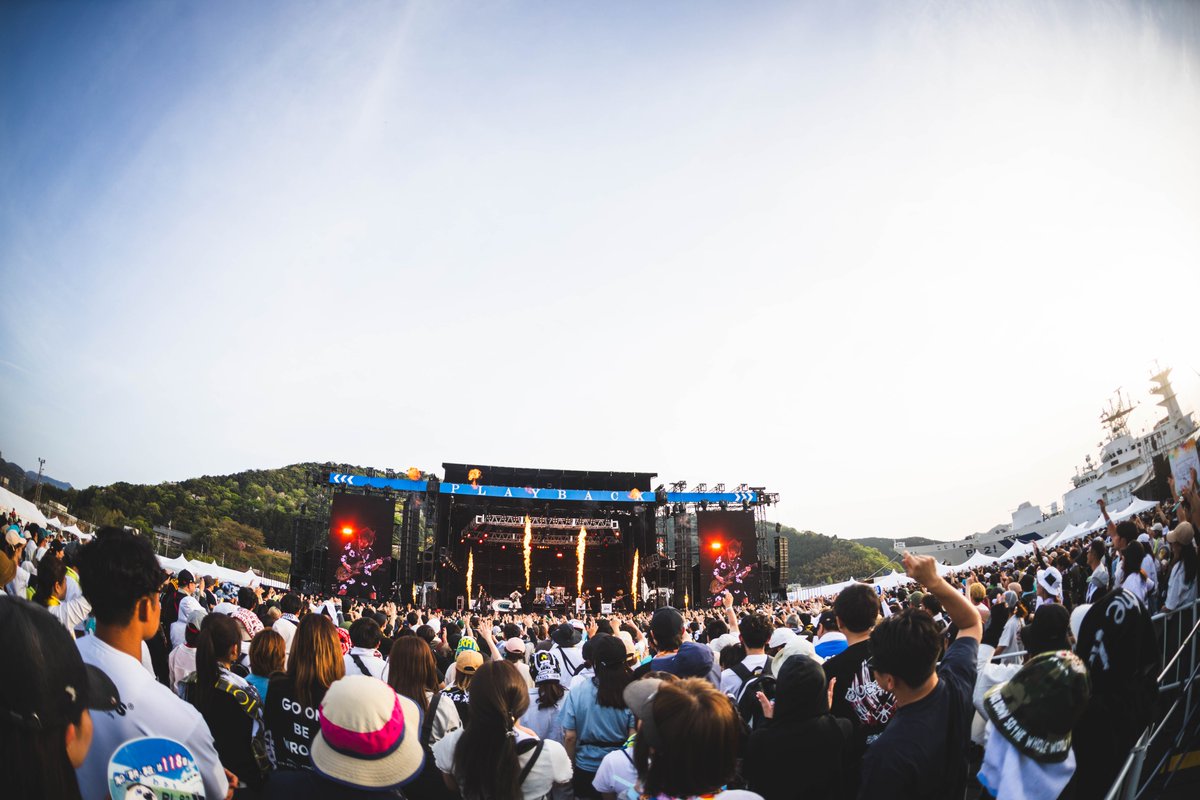 playbackfes's tweet photo. --------------------------
UVERworld
--------------------------

誰も置いていかないライブをここ舞鶴で見せつけてくれました🔥

真っ直ぐに届けられた楽曲やMCをお客さん達もしっかり受け止め会場が一つになった瞬間でした🙌

------------------------------------------------------
@UVERworld_dR2
​＃UVERworld #playbackfes #PBF #舞鶴プレイバックフェス #舞鶴

Photo:オイケカオリ