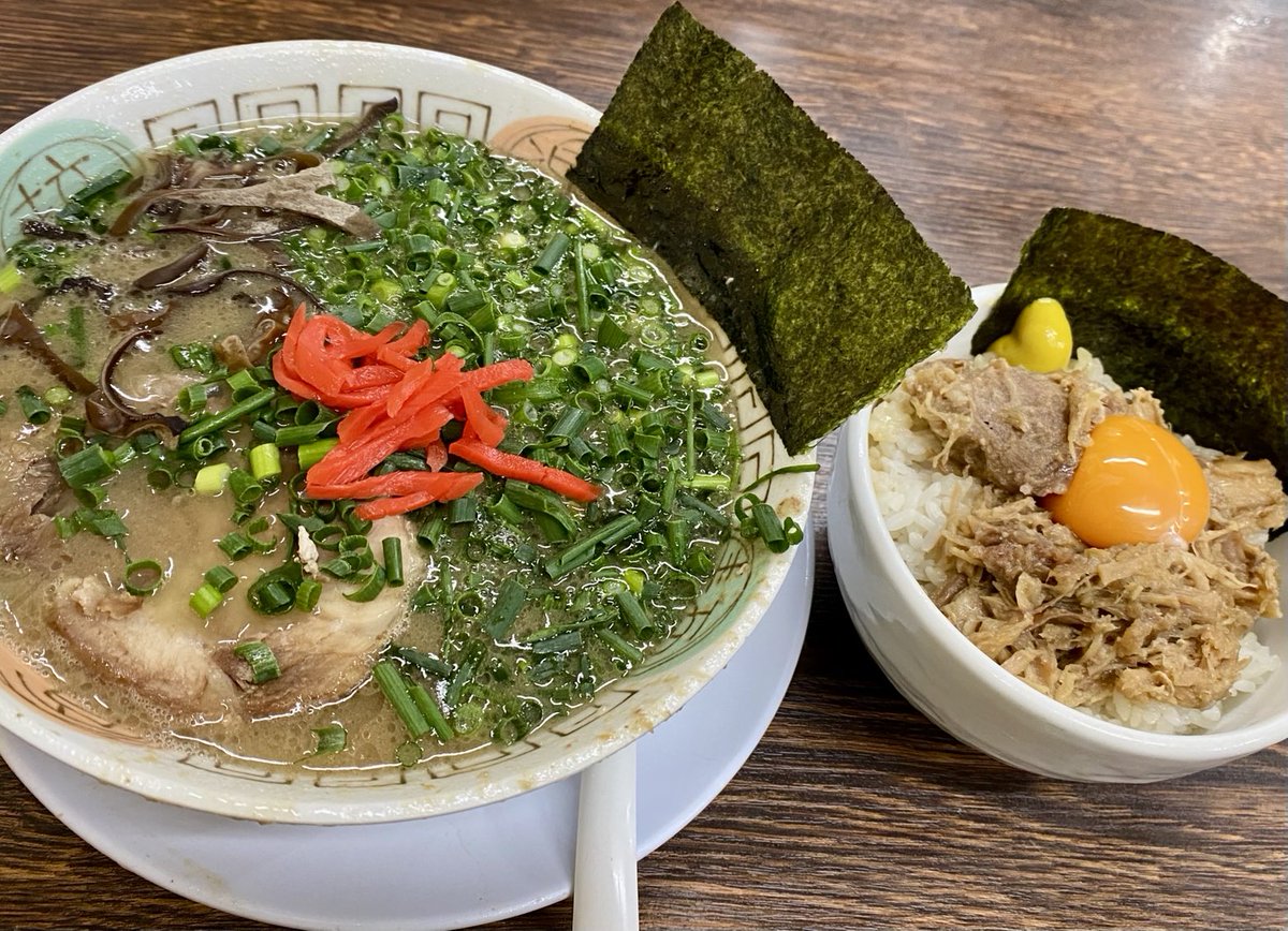 chillpepper_tv's tweet photo. 麺活🍥楓神
ネギらーめん&amp;肉丼

県道③号線に漂う食欲を誘う香りの正体は大体🍟かココ🍜beef or pork?

今回もThe 「呼び戻しスープ」を定期摂取 肉丼は肉と海苔とカラシのマリアージュを楽しむ🍖🍚 替え玉で締めて🥋
本日もおいしかった😋👍✨
#楓神 #長浜 #らーめん #ramen #porkbone #saitama #麺活 https://t.co/SxGDKqb3Ab