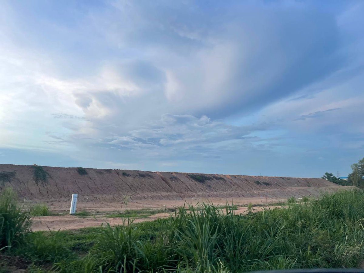 ลงพื้นที่มาบยางพร หลังได้รับเรื่องร้องเรียนโรงงานจีนถมที่ดินสูง พอฝนตกดินสไลด์ลงถนน รบกวนชาวบ้านสัญจร
นอกจากพื้นที่ ต.มะขามคู่ที่กำลังเป็นข่าว เขต ต.มาบยางพรก็มีปัญหาคล้ายๆ กัน ผมรับเรื่องร้องเรียนมาจาก ส.อบจ.อรชุมา  ว่ามีโรงงานสัญชาติจีน กำลังก่อสร้างอยู่ใกล้ๆ กับ ถนน 2015 (1)