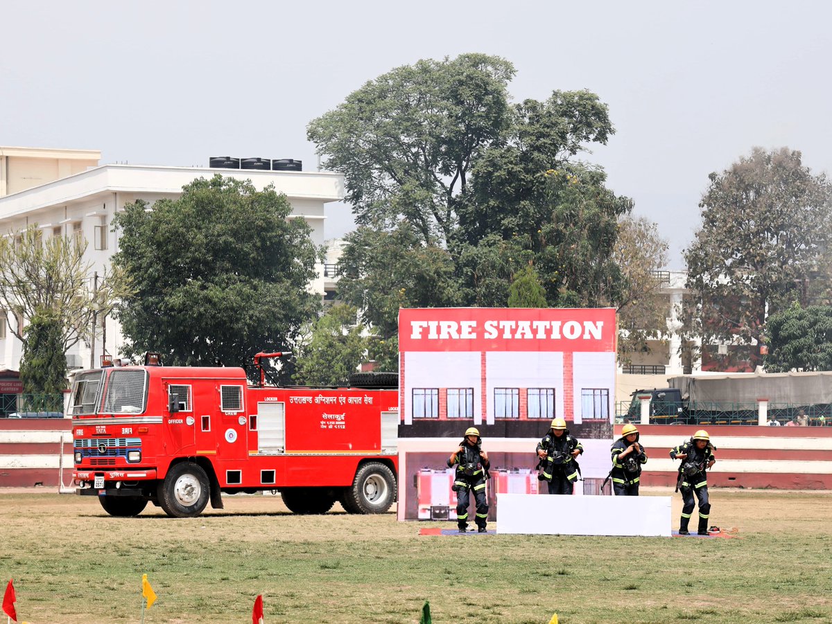 uttarakhandcops's tweet photo. माननीय मुख्यमंत्री जी ने उत्तराखंड फायर सर्विस के 20 नवीन फायर टेंडरों व जन-जागरूकता वाहनों को हरी झंडी दिखाकर रवाना किया और फायरकर्मियों के साहसिक करतबों का अवलोकन किया। https://t.co/bE0uiiWHQe