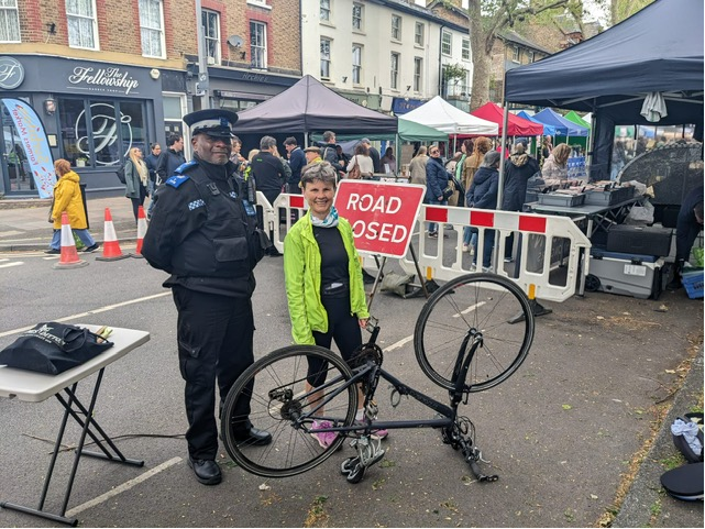 MPSStMarks's tweet photo. Joint effort at the farmers market with Kingston Safer Transport Team 🚨🚴‍♂️ https://t.co/WzOd1ZYZyR