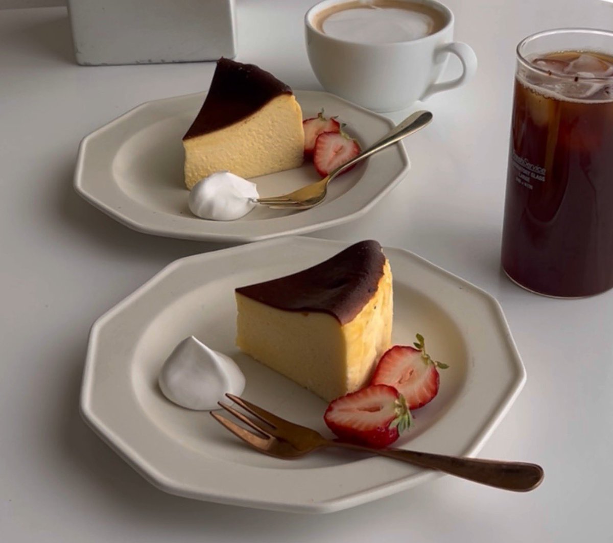 megucafe02's tweet photo. 【本当は教えたくない】
お店でもこのクオリティで
中々出てこない1番綺麗に作れる
史上最高のバスクチーズケーキレシピ。
ゴムベラ一本でワンボウルで作れます

私が長年作り続けてようやく辿り着いた
1番美味しい作り方です。 https://t.co/SwXZdRsIzr