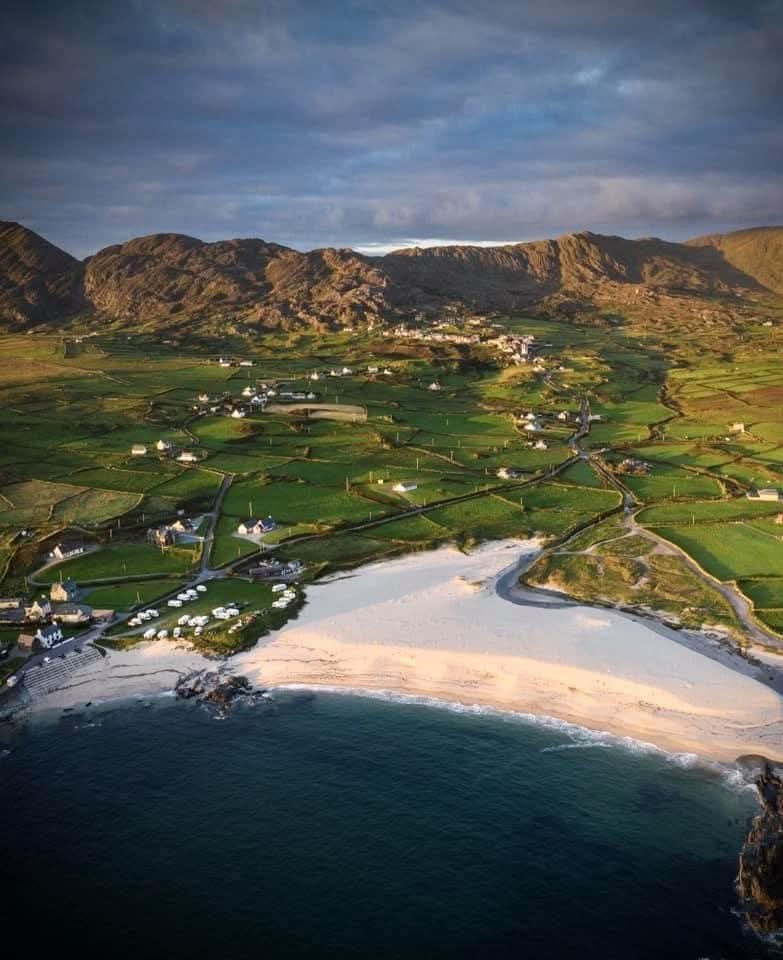 Ballydonegan Bay on the Beara Peninsula 💚 🏖️ A beautiful picture 🇮🇪

 📍 West Cork, Ireland ☘️ 

📸 Emerald Isle (FB)

#WestCork #Cork #Ireland #Beara