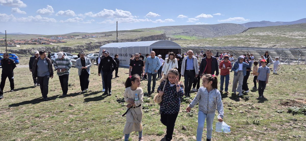 GulagacKaymakam's tweet photo. 📍Sofular Köyü
“Her Fidanda Milyonların Umudu Var” projesi kapsamında Sofular köyünde fidan dikim törenine Kaymakamımız Sayın Şeyma Polat Balak, İl Orman İşletme Müdürü Sayın Abidder Yurtman, İl Afad Müdürü Sayın Kadir Çelik, https://t.co/H5ce9vK53s