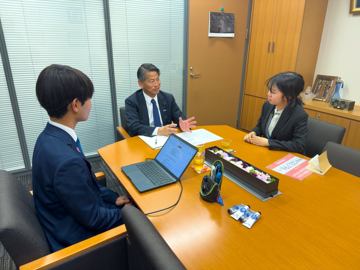 IchimuraYusei's tweet photo. 先日，地元・兵庫7区選出の山田賢司衆議院議員（ @Ymd_Knj ）に私立高校教育無償化反対を訴える提言を提出し，意見交換をしてきました． w/@chieko_0527 

予算委員会において山田議員が質問した通り「教育の“無償化”」ではなく「教育の“税負担化”」という表現が正しいものです．

自民党内での合意が十分に取られていない，維新議員も含め現在税金が使われている各種高校への支援制度を理解できていない現状を指摘し，主には【私立高校の無償化よりも公立高校の教育の質の向上に力をいれるべきだ】と訴えてきました．

「永田町世論」では「私立高校の教育無償化に賛成」ですが，私たち若者や当事者の声は必ずしもそうではないように感じています．

国民のため，教育のためではなく，政局のために決められた私立高校教育無償化に強く反対します．

#教育無償化