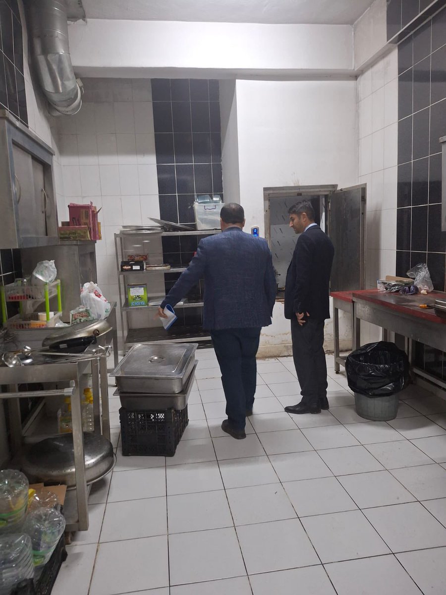 hekimhanmem's tweet photo. ✨️ Pansiyon Denetimleri

2024 - 2025 Eğitim Öğretim yılında Taşımalı Eğitim kapsamında olan ve Pansiyonda yatılı kalan tüm öğrencilerimize yemek hizmeti veren 

📍Kurşunlu Yatılı Bölge Ortaokulu 
📍Hekimhan Anadolu Lisesi
📍Hekimhan Anadolu İmam Hatip Lisesi 

bünyesindeki pansiyon ve yemekhane, İlçe Milli Eğitim Şube Müdürü Sn Gökhan COŞANAY başkanlığında oluşan İlçe Pansiyon Denetleme Komisyonu tarafından öğrencilerin daha sağlıklı ve güvenli gıda tüketmesini sağlamak amacıyla gıda maddelerinin  güvenirliğine yönelik denetim ve kontroller gerçekleştirildi.

Denetimlerde 
▪️Genel ve özel hijyen şartları,
▪️Yemek yapılan gıdaların kontrolü, ürünlerin muhafaza şartları ve son tüketim tarihleri,
▪️Tüketime sunulan gıdaların güvenilir, sağlıklı, besleyici olması,
▪️Asgari teknik ve hijyenik şartlar, kayıt belgeleri, personelin hijyen eğitim belgeleri, gıdaların muhafaza-pişirilme-sunum şartları, son tüketim tarihlerinin kontrolü ve hammadde izlenebilirliği kontrolü gibi konularda gıda kontrol görevlileri tarafından denetim ve inceleme yapılmıştır.

👩‍🎓👨‍🎓En hassas tüketici gurubu olan öğrencilerimizin sağlığının korunması ve güvenilir gıda arzının sağlanması geleceğimiz için büyük önem arz ediyor. Bu sebeple geleceğimizin teminatı çocuklarımızın daha sağlıklı ve güvenli gıda tüketimini sağlamak için okul ve yemekhanelerinde gerçekleştirilen denetimler titizlikle sürdürülecektir.
@MalatyaMem @tcmeb @hekimhanmem