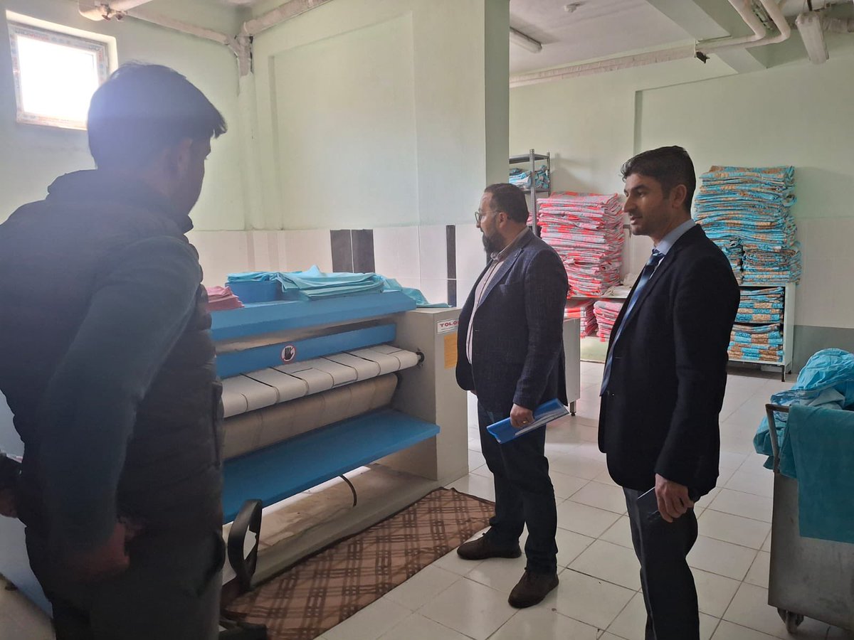 hekimhanmem's tweet photo. ✨️ Pansiyon Denetimleri

2024 - 2025 Eğitim Öğretim yılında Taşımalı Eğitim kapsamında olan ve Pansiyonda yatılı kalan tüm öğrencilerimize yemek hizmeti veren 

📍Kurşunlu Yatılı Bölge Ortaokulu 
📍Hekimhan Anadolu Lisesi
📍Hekimhan Anadolu İmam Hatip Lisesi 

bünyesindeki pansiyon ve yemekhane, İlçe Milli Eğitim Şube Müdürü Sn Gökhan COŞANAY başkanlığında oluşan İlçe Pansiyon Denetleme Komisyonu tarafından öğrencilerin daha sağlıklı ve güvenli gıda tüketmesini sağlamak amacıyla gıda maddelerinin  güvenirliğine yönelik denetim ve kontroller gerçekleştirildi.

Denetimlerde 
▪️Genel ve özel hijyen şartları,
▪️Yemek yapılan gıdaların kontrolü, ürünlerin muhafaza şartları ve son tüketim tarihleri,
▪️Tüketime sunulan gıdaların güvenilir, sağlıklı, besleyici olması,
▪️Asgari teknik ve hijyenik şartlar, kayıt belgeleri, personelin hijyen eğitim belgeleri, gıdaların muhafaza-pişirilme-sunum şartları, son tüketim tarihlerinin kontrolü ve hammadde izlenebilirliği kontrolü gibi konularda gıda kontrol görevlileri tarafından denetim ve inceleme yapılmıştır.

👩‍🎓👨‍🎓En hassas tüketici gurubu olan öğrencilerimizin sağlığının korunması ve güvenilir gıda arzının sağlanması geleceğimiz için büyük önem arz ediyor. Bu sebeple geleceğimizin teminatı çocuklarımızın daha sağlıklı ve güvenli gıda tüketimini sağlamak için okul ve yemekhanelerinde gerçekleştirilen denetimler titizlikle sürdürülecektir.
@MalatyaMem @tcmeb @hekimhanmem