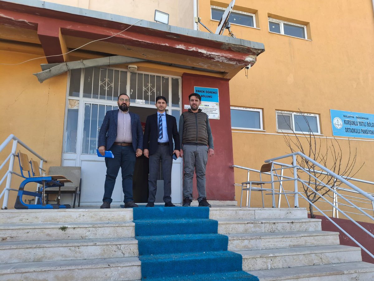 hekimhanmem's tweet photo. ✨️ Pansiyon Denetimleri

2024 - 2025 Eğitim Öğretim yılında Taşımalı Eğitim kapsamında olan ve Pansiyonda yatılı kalan tüm öğrencilerimize yemek hizmeti veren 

📍Kurşunlu Yatılı Bölge Ortaokulu 
📍Hekimhan Anadolu Lisesi
📍Hekimhan Anadolu İmam Hatip Lisesi 

bünyesindeki pansiyon ve yemekhane, İlçe Milli Eğitim Şube Müdürü Sn Gökhan COŞANAY başkanlığında oluşan İlçe Pansiyon Denetleme Komisyonu tarafından öğrencilerin daha sağlıklı ve güvenli gıda tüketmesini sağlamak amacıyla gıda maddelerinin  güvenirliğine yönelik denetim ve kontroller gerçekleştirildi.

Denetimlerde 
▪️Genel ve özel hijyen şartları,
▪️Yemek yapılan gıdaların kontrolü, ürünlerin muhafaza şartları ve son tüketim tarihleri,
▪️Tüketime sunulan gıdaların güvenilir, sağlıklı, besleyici olması,
▪️Asgari teknik ve hijyenik şartlar, kayıt belgeleri, personelin hijyen eğitim belgeleri, gıdaların muhafaza-pişirilme-sunum şartları, son tüketim tarihlerinin kontrolü ve hammadde izlenebilirliği kontrolü gibi konularda gıda kontrol görevlileri tarafından denetim ve inceleme yapılmıştır.

👩‍🎓👨‍🎓En hassas tüketici gurubu olan öğrencilerimizin sağlığının korunması ve güvenilir gıda arzının sağlanması geleceğimiz için büyük önem arz ediyor. Bu sebeple geleceğimizin teminatı çocuklarımızın daha sağlıklı ve güvenli gıda tüketimini sağlamak için okul ve yemekhanelerinde gerçekleştirilen denetimler titizlikle sürdürülecektir.
@MalatyaMem @tcmeb @hekimhanmem
