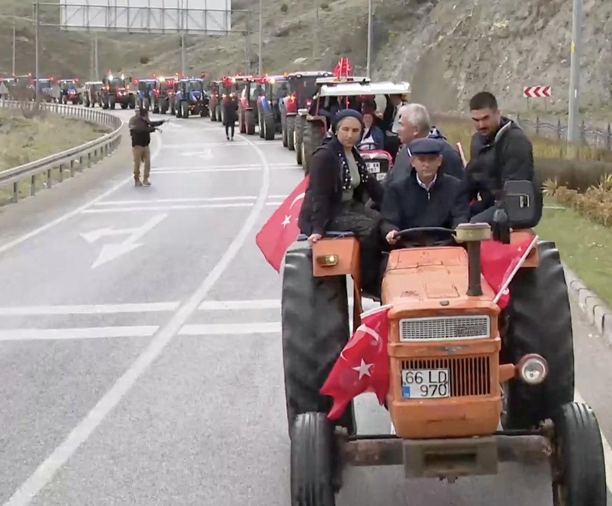 Çok güçlü bir fotoğraf! Samandağ'da köylünün zeytinliklerinin, çiçek açan meyve ağaçlarının kesildiği, Akbelen'de ormanların madenlere peşkeş çekildiği, Kanal İstanbul için tarım arazilerinin, su havzalarının talan edildiği bir dönemde çiftçilerin çığlığı AKP'nin kalesi
