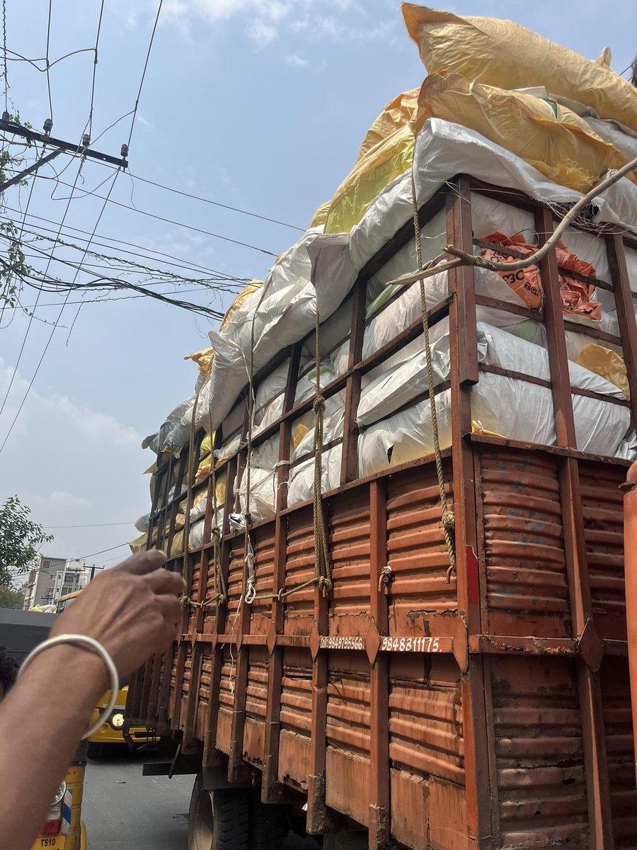 SachinBhansal14's tweet photo. @nallan1909 @CVAnandIPS @CYBTRAFFIC @psalwal_cyb Daily net cable wires are getting cut and we getting it repaired .It’s a small request to you to divert big vehicles or we colony people have to stop the movement of big vehicles by installing barricade or anything possible to stop movement@CVAnandIPS @CYBTRAFFIC @TelanganaToday https://t.co/wBhtSlrssR