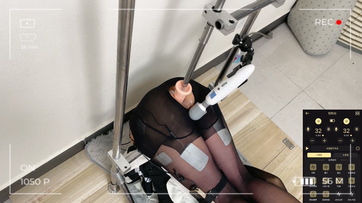 haochenxt's tweet photo. 经典复刻，人体家具
郊狼远程电击，绝望姿势，还要被异物进入身体固定
挠痒调教真的太煎熬了，请把小话筒拿走
想体验的小伙伴也可以咨询一下她
摄影:@haochenxt 
工作室:@TomYang67075229 https://t.co/V1QTSXxqHU