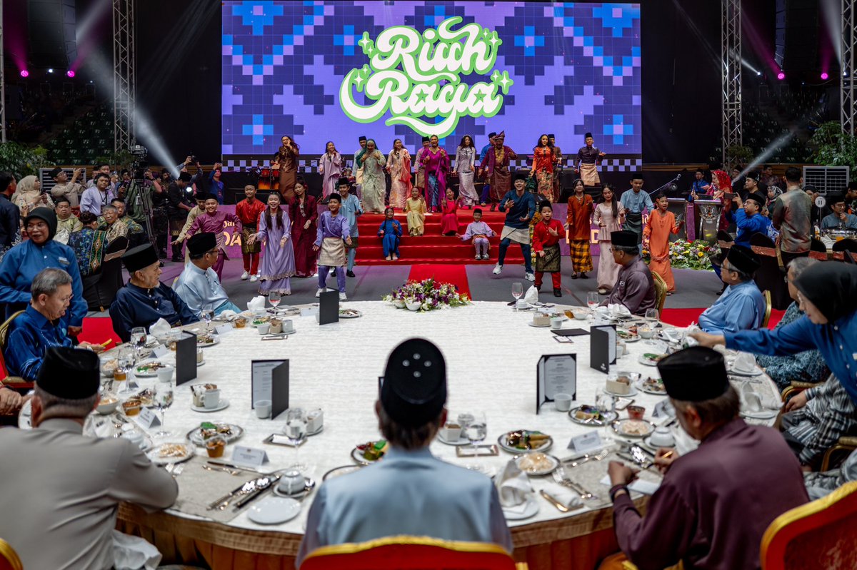 anwaribrahim's tweet photo. Usai mesyuarat pembangunan, saya ke Stadium Perpaduan untuk meraikan Syawal bersama warga Bumi Kenyalang dalam Majlis Sambutan Aidilfitri MADANI 2025. Gembira melihat kemeriahan Aidilfitri diraikan bersama rakyat pelbagai kaum yang menggambarkan keutuhan perpaduan di Sarawak. 

Sambutan Aidilfitri ini membawa makna yang lebih besar kerana ia ruang untuk kita bermaafan, merapatkan silaturahim, dan mengukuhkan hubungan antara kaum dan agama.

Dalam ucapan, saya menyentuh perkembangan kemajuan Sarawak yang cukup pantas ketika ini. Di pentas antarabangsa, Sarawak dilihat sebagai wilayah yang berpotensi besar sebagai hab tenaga serantau. Sumbangan negeri ini kepada kekuatan ekonomi negara amat besar, dan ia membanggakan kita semua.

Sarawak menampilkan satu model pembangunan yang teguh, dengan pelaburan infrastruktur yang jauh lebih besar berbanding negeri lain, menggunakan dana negeri sendiri. Ini tidak berlaku secara kebetulan, tetapi hasil sistem politik yang stabil, kepimpinan berwawasan, serta semangat untuk mencungkil bakat dan memperkukuh pentadbiran.

Dunia hari ini tidak menentu tatkala ekonomi global terjejas akibat dasar tarif yang diputuskan secara sepihak. Dalam keadaan begini, kita perlu perkukuh daya tahan dan daya saing negara melalui pendidikan berkualiti, latihan kemahiran, dan pendekatan baharu dalam ekonomi.

Saya gembira melihat perkembangan positif di Sarawak dalam banyak bidang termasuk pendidikan, penyelidikan dan industri tenaga. Malah, inisiatif seperti pembangunan Hospital Kanser Kuching, yang didahulukan dana oleh Kerajaan Negeri, menunjukkan komitmen luar biasa untuk kebajikan rakyat.

Alhamdulillah, perkembangan positif Sarawak ini menyuntik keyakinan kepada saya bahawa jika semangat yang sama disemai di seluruh negara, Insya-Allah Malaysia akan terus melangkah ke hadapan dengan gagah dan bermaruah.

#MalaysiaMADANI
#MADANIBekerja
