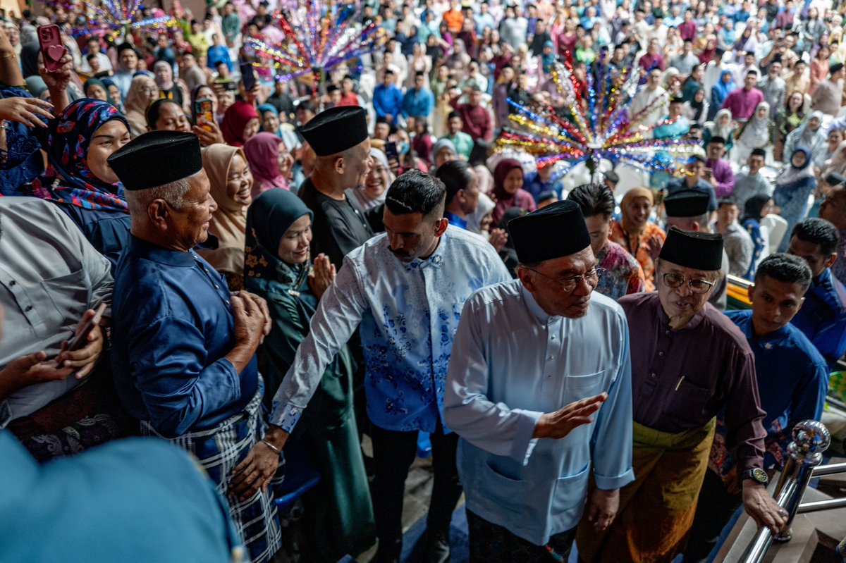 anwaribrahim's tweet photo. Usai mesyuarat pembangunan, saya ke Stadium Perpaduan untuk meraikan Syawal bersama warga Bumi Kenyalang dalam Majlis Sambutan Aidilfitri MADANI 2025. Gembira melihat kemeriahan Aidilfitri diraikan bersama rakyat pelbagai kaum yang menggambarkan keutuhan perpaduan di Sarawak. 

Sambutan Aidilfitri ini membawa makna yang lebih besar kerana ia ruang untuk kita bermaafan, merapatkan silaturahim, dan mengukuhkan hubungan antara kaum dan agama.

Dalam ucapan, saya menyentuh perkembangan kemajuan Sarawak yang cukup pantas ketika ini. Di pentas antarabangsa, Sarawak dilihat sebagai wilayah yang berpotensi besar sebagai hab tenaga serantau. Sumbangan negeri ini kepada kekuatan ekonomi negara amat besar, dan ia membanggakan kita semua.

Sarawak menampilkan satu model pembangunan yang teguh, dengan pelaburan infrastruktur yang jauh lebih besar berbanding negeri lain, menggunakan dana negeri sendiri. Ini tidak berlaku secara kebetulan, tetapi hasil sistem politik yang stabil, kepimpinan berwawasan, serta semangat untuk mencungkil bakat dan memperkukuh pentadbiran.

Dunia hari ini tidak menentu tatkala ekonomi global terjejas akibat dasar tarif yang diputuskan secara sepihak. Dalam keadaan begini, kita perlu perkukuh daya tahan dan daya saing negara melalui pendidikan berkualiti, latihan kemahiran, dan pendekatan baharu dalam ekonomi.

Saya gembira melihat perkembangan positif di Sarawak dalam banyak bidang termasuk pendidikan, penyelidikan dan industri tenaga. Malah, inisiatif seperti pembangunan Hospital Kanser Kuching, yang didahulukan dana oleh Kerajaan Negeri, menunjukkan komitmen luar biasa untuk kebajikan rakyat.

Alhamdulillah, perkembangan positif Sarawak ini menyuntik keyakinan kepada saya bahawa jika semangat yang sama disemai di seluruh negara, Insya-Allah Malaysia akan terus melangkah ke hadapan dengan gagah dan bermaruah.

#MalaysiaMADANI
#MADANIBekerja