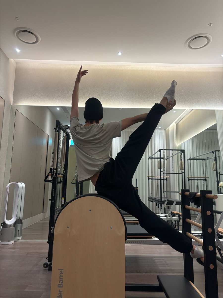 nctpopbase's tweet photo. NCT 127’s JUNGWOO spreads his legs for us in new bbl update. https://t.co/xQIsJoTFBy