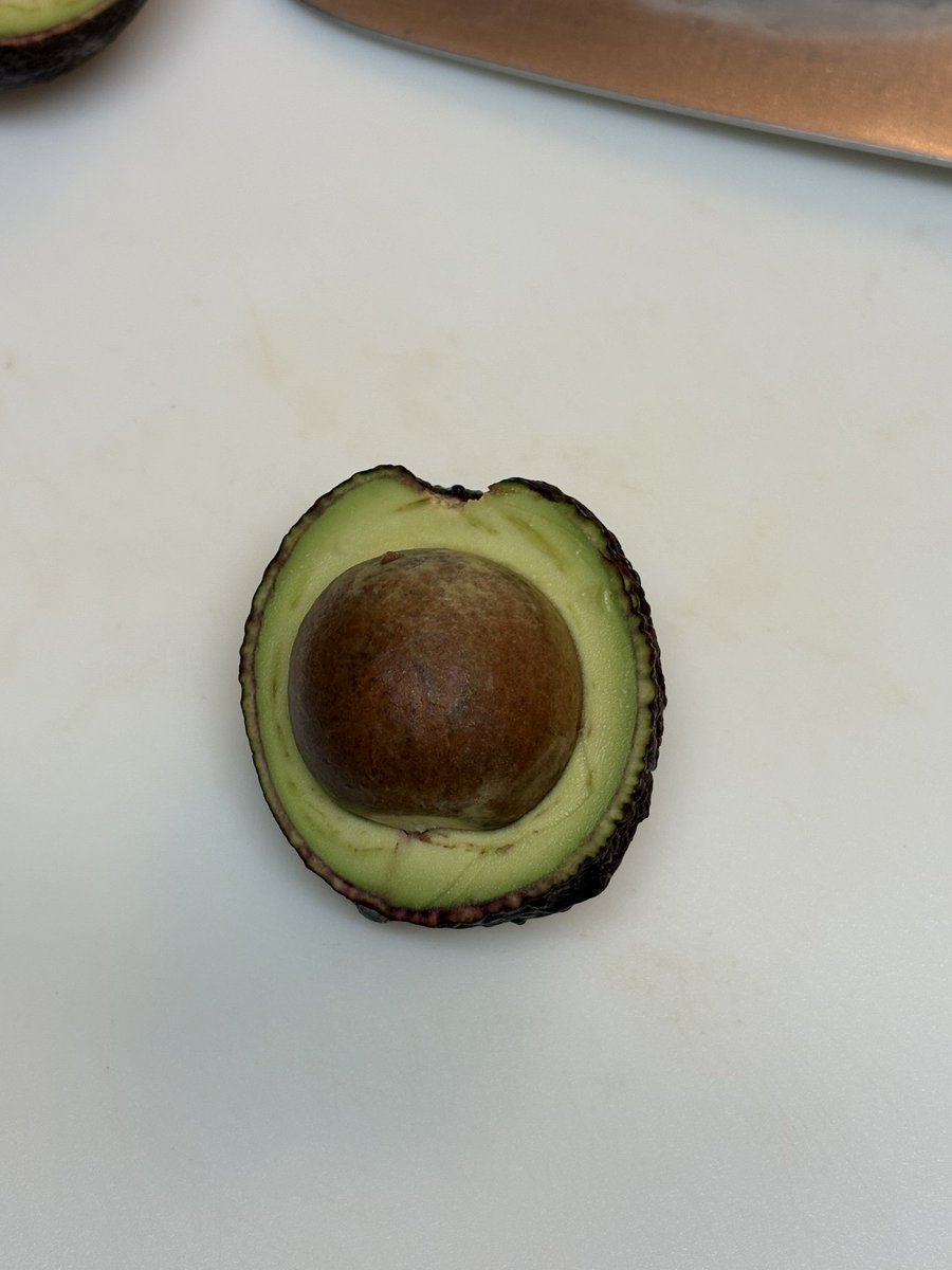 hoiyo_'s tweet photo. 昨日の夜、寝てたら「キモいアボカド！キモいアボカドあるから来て！」って言われて結局行かなかったけど朝起きたらこんなラインが母から送られてきてた https://t.co/sWzGW034wD