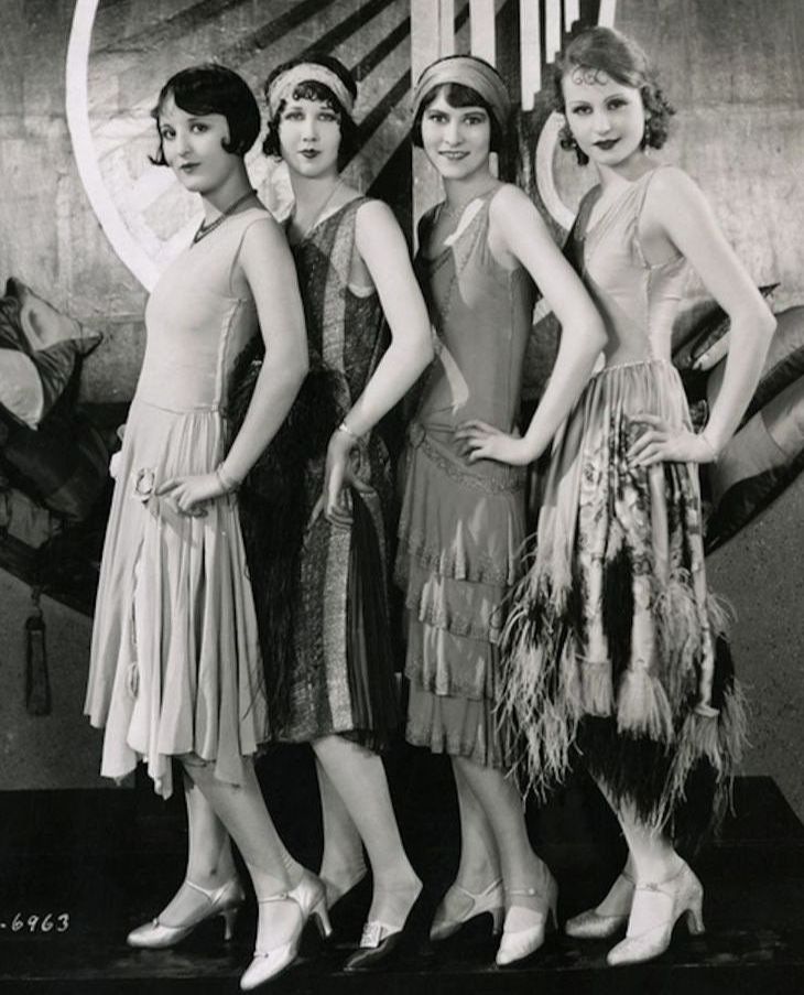 nyx_ia's tweet photo. Tiana (Estados Unidos, 1920). Ay la Belle epoque y los roaring 20s qué bonitos eran.
Esta silueta se caracteriza por lo rectangular que es. La cintura del vestido es más baja que la actual y los vestidos caen rectos. https://t.co/wOy2QS1U9T