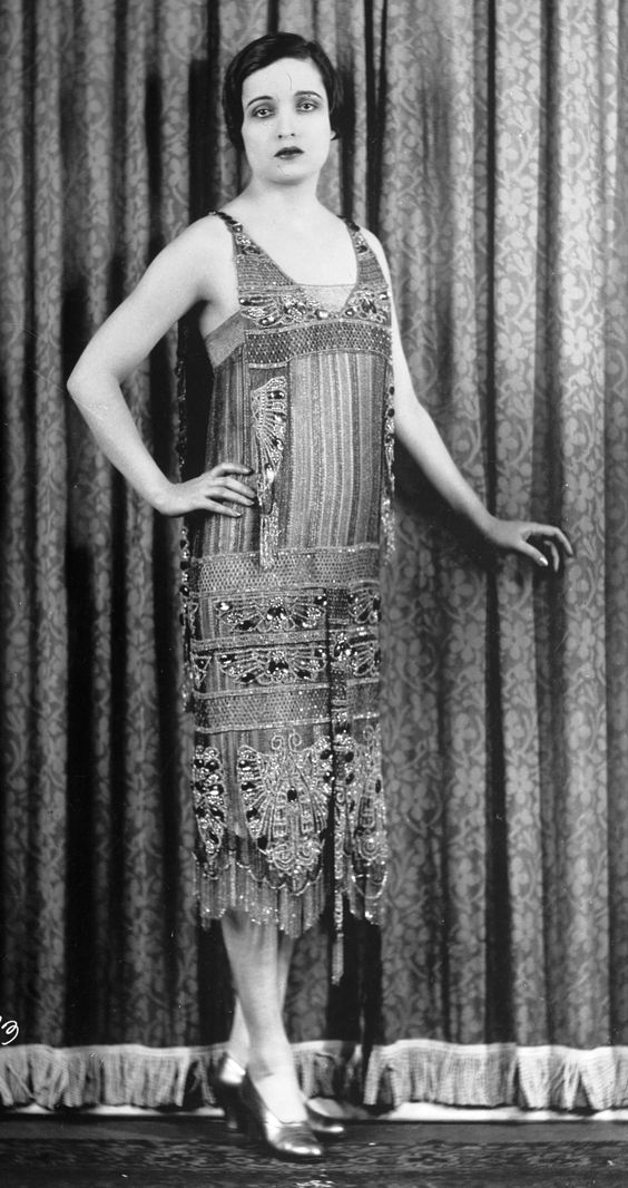nyx_ia's tweet photo. Tiana (Estados Unidos, 1920). Ay la Belle epoque y los roaring 20s qué bonitos eran.
Esta silueta se caracteriza por lo rectangular que es. La cintura del vestido es más baja que la actual y los vestidos caen rectos. https://t.co/wOy2QS1U9T