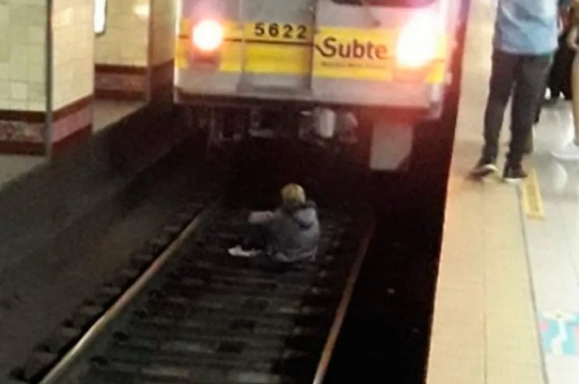Una jubilada se tiró a las vías del subte de la Línea C. 
Sobrevivió por la maquinista q frenó a tiempo. 
Después explicó, llorando, q no le alcanza para comer ni para remedios, y no quiere molestar a sus hijos.
Algunos festejan un modelo que aumenta brutalmente la desigualdad.