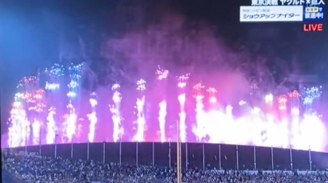 r_y_020's tweet photo. 巨人戦見てたらえぐい花火(特効？)上がったけどスノ今日国立でライブじゃん！！メンカラになってるーー！

#SnowMan  #SnowMan1stStadiumLive https://t.co/BbwCVO2RdW