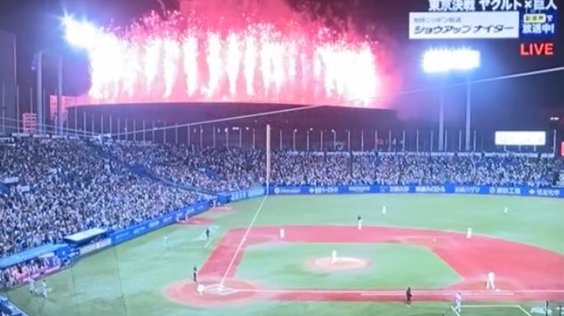 r_y_020's tweet photo. 巨人戦見てたらえぐい花火(特効？)上がったけどスノ今日国立でライブじゃん！！メンカラになってるーー！

#SnowMan  #SnowMan1stStadiumLive https://t.co/BbwCVO2RdW