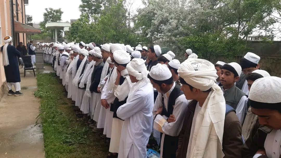 aamajnews_24's tweet photo. #‌در‌تصویر
«دانش‌آموزان لیسه خراسانِ شهر میمنه با پیراهن‌تنبان و لُنگی سفید»

#آماج_نیوز https://t.co/SNE2JF3UaK