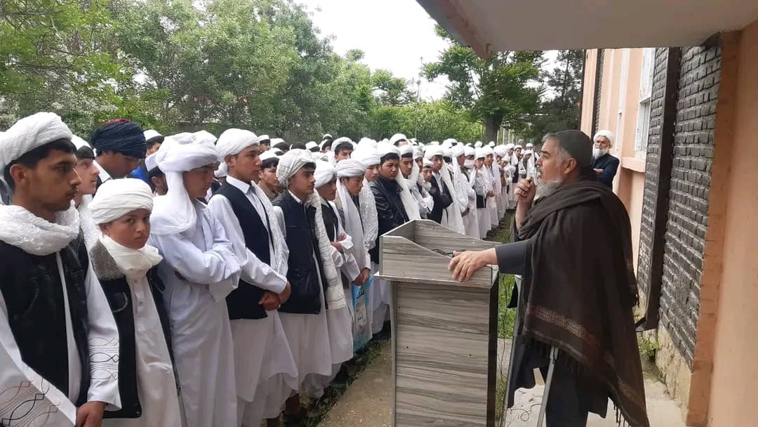 aamajnews_24's tweet photo. #‌در‌تصویر
«دانش‌آموزان لیسه خراسانِ شهر میمنه با پیراهن‌تنبان و لُنگی سفید»

#آماج_نیوز https://t.co/SNE2JF3UaK