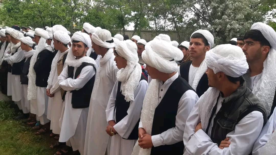 #‌در‌تصویر
«دانش‌آموزان لیسه خراسانِ شهر میمنه با پیراهن‌تنبان و لُنگی سفید»

#آماج_نیوز