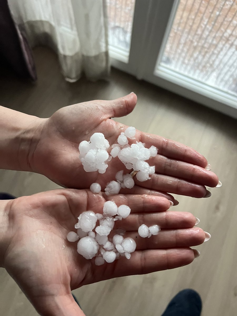 Pluja, vent i calamarsa a #Lleida ciutat @eltempsTV3 <a href="/meteocat/">Meteocat</a> @MeteoMauri <a href="/TomasMolinaB/">Tomàs Molina</a> #ElTemps3Cat