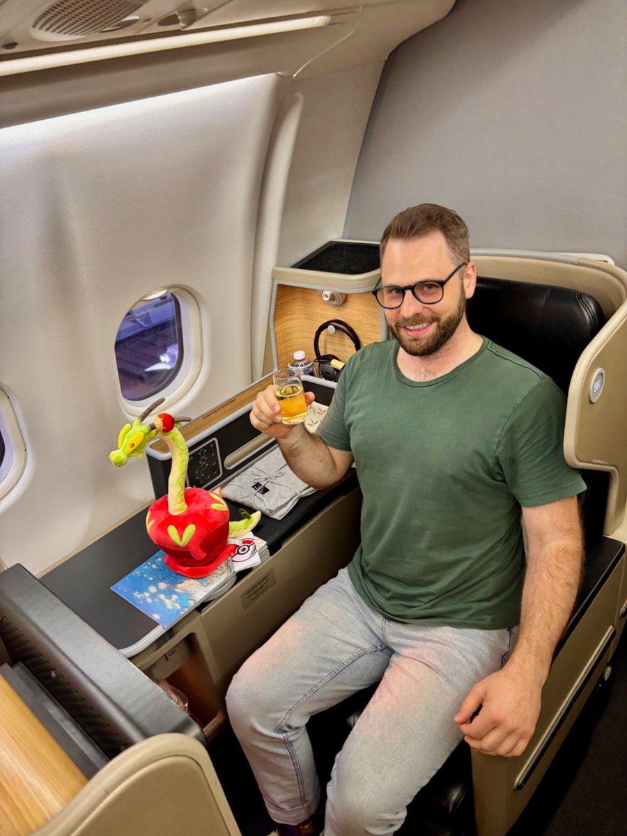 TheMarrster's tweet image. Hydrapple and I are flying in style! 🥂✈️🍎🐉 #PokemonLife #PlayPokemon #PokemonTrainer #PokemonVG