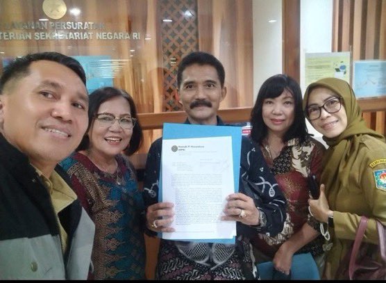 s_nakotomo's tweet photo. Victory belongs to the believers. Everyone will receive the reward for their efforts—no matter where they are in the world.

A revolution is unfolding in Indonesia.
Led by @abnerstindi, a 17-member delegation of “Rumah Pi Nusantara” pioneers officially submitted a formal report to the State Secretariat and the Vice President’s Office of the Republic of Indonesia.

This report includes results from a survey of 1,324 respondents:
80% propose that the Indonesian government purchase 30 million Pi coins.

The documents were signed—including by personnel from the BPSDM Ministry of Home Affairs—and submitted to national authorities.
This is not just a proposal—it’s the foundation of a people-driven vision and a nationwide financial transformation.

Pi is not just a coin—it’s the people’s hope, the future of payments, and the rise of digital sovereignty.
We will not walk alone in this mission.
We stand with all who share this vision—wherever they may be.

The believers have begun to win. Now it’s our turn.
#PiNetwork #PiNusantara #CDLP #PiGlobalAdoption