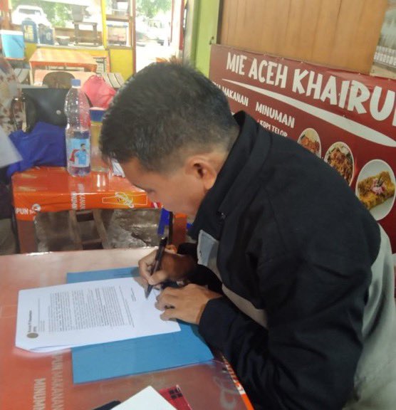 s_nakotomo's tweet photo. Victory belongs to the believers. Everyone will receive the reward for their efforts—no matter where they are in the world.

A revolution is unfolding in Indonesia.
Led by @abnerstindi, a 17-member delegation of “Rumah Pi Nusantara” pioneers officially submitted a formal report to the State Secretariat and the Vice President’s Office of the Republic of Indonesia.

This report includes results from a survey of 1,324 respondents:
80% propose that the Indonesian government purchase 30 million Pi coins.

The documents were signed—including by personnel from the BPSDM Ministry of Home Affairs—and submitted to national authorities.
This is not just a proposal—it’s the foundation of a people-driven vision and a nationwide financial transformation.

Pi is not just a coin—it’s the people’s hope, the future of payments, and the rise of digital sovereignty.
We will not walk alone in this mission.
We stand with all who share this vision—wherever they may be.

The believers have begun to win. Now it’s our turn.
#PiNetwork #PiNusantara #CDLP #PiGlobalAdoption