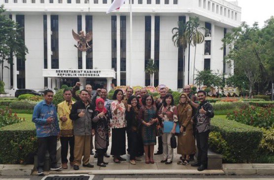 s_nakotomo's tweet photo. Victory belongs to the believers. Everyone will receive the reward for their efforts—no matter where they are in the world.

A revolution is unfolding in Indonesia.
Led by @abnerstindi, a 17-member delegation of “Rumah Pi Nusantara” pioneers officially submitted a formal report to the State Secretariat and the Vice President’s Office of the Republic of Indonesia.

This report includes results from a survey of 1,324 respondents:
80% propose that the Indonesian government purchase 30 million Pi coins.

The documents were signed—including by personnel from the BPSDM Ministry of Home Affairs—and submitted to national authorities.
This is not just a proposal—it’s the foundation of a people-driven vision and a nationwide financial transformation.

Pi is not just a coin—it’s the people’s hope, the future of payments, and the rise of digital sovereignty.
We will not walk alone in this mission.
We stand with all who share this vision—wherever they may be.

The believers have begun to win. Now it’s our turn.
#PiNetwork #PiNusantara #CDLP #PiGlobalAdoption