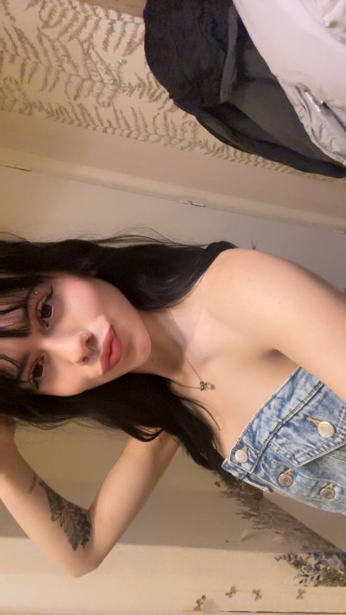 Du magst Mädchen mit Tattoos?🕷️ Wenn du „Ich liebe dich“unter diesen Beitrag schreibst, bekommst du ein kostenloses Foto🖤