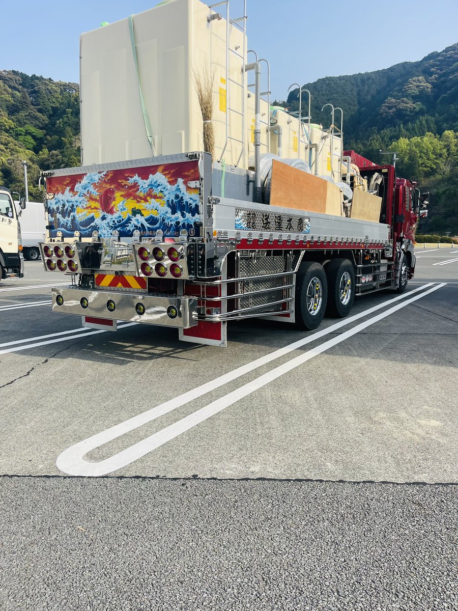 461Daichi's tweet photo. ツルピカ五郎に会うはずがいつの間にか4人で話してたwww
トラックで友達100人出来るかなちゅうこんで✋
初めましてでもトラックが名刺代わりになるんだっちゅうこんで✋ https://t.co/hqci2oNHCp