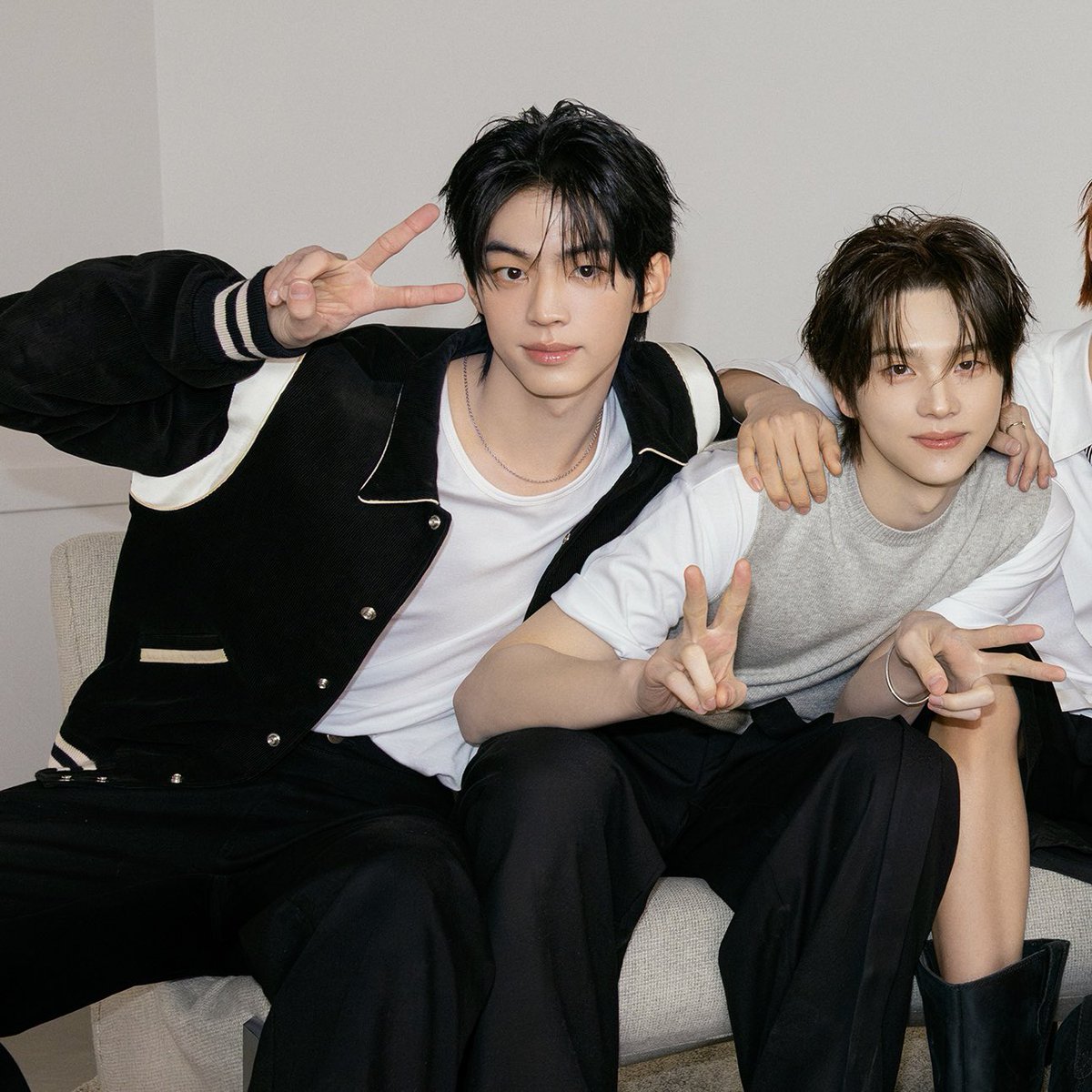 닏도
넌제로섬 게임 외전의 외전(이 있다면)

도개 시애틀에 교환학생 가서 유진이랑 같이 친구들 파티 가서 찍은 사진이 이럴 거 같아서