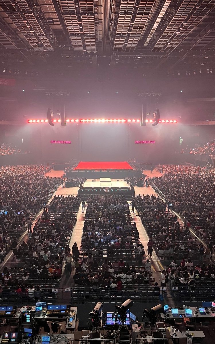 uarmyvibe's tweet photo. oh, my....hobi's military junior went to Saitama to see his concert! https://t.co/4LdyWPCO4l