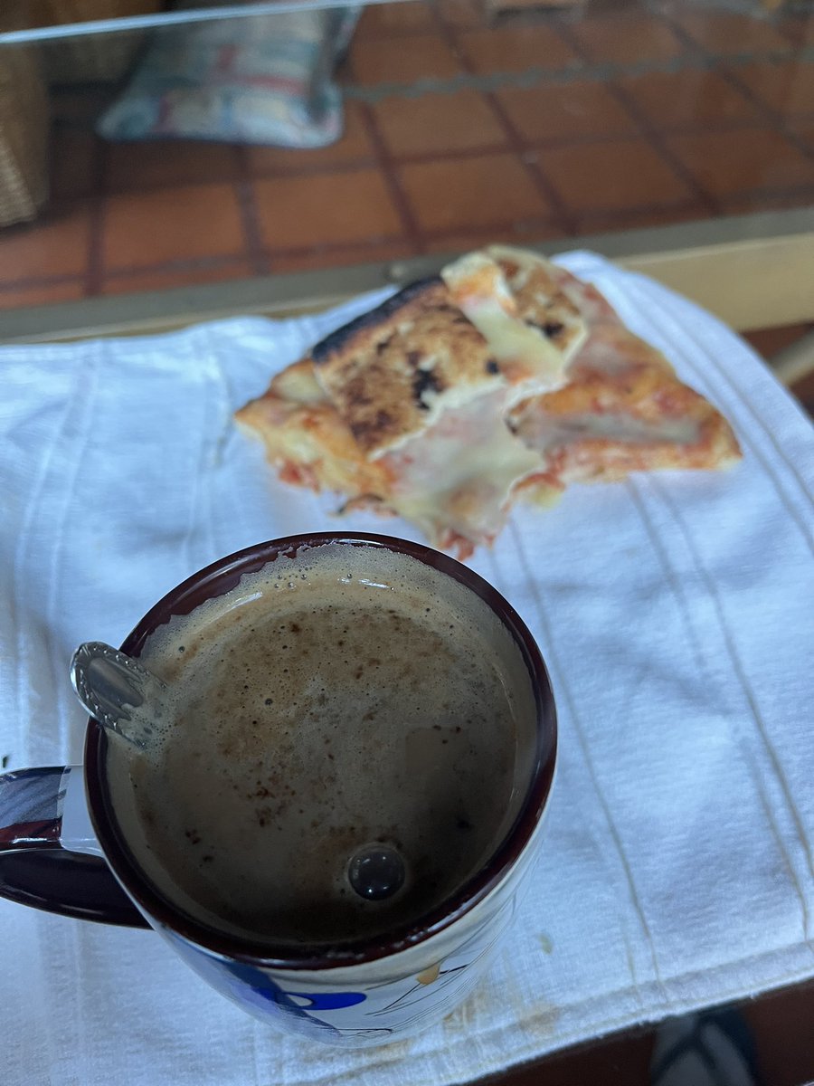 lamajoton90's tweet photo. desayunando y mirándolos a ustedes soy de montevideo https://t.co/vwjlwFPqR2